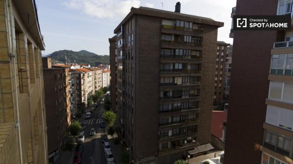 Furnished room in 3-bedroom apartment in Begoña, Bilbao