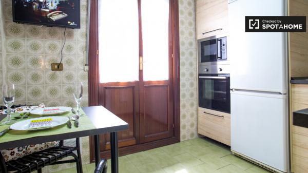 Tidy room in 3-bedroom apartment in Rekalde, Bilbao