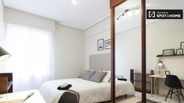 Quarto para alugar em grande apartamento de 5 quartos em Indautxu