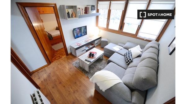 Room in 3-bedroom apartment in Otxarkoaga, Bilbao