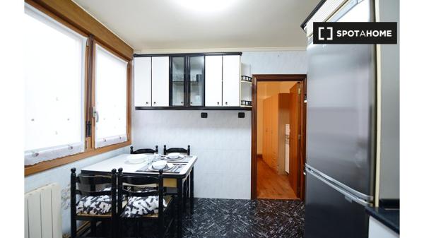 Room in 3-bedroom apartment in Otxarkoaga, Bilbao