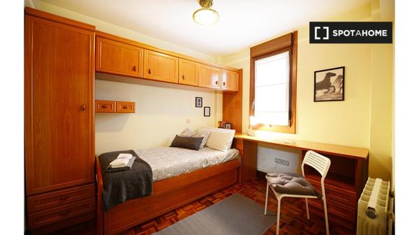 Room in 3-bedroom apartment in Otxarkoaga, Bilbao