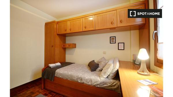 Room in 3-bedroom apartment in Otxarkoaga, Bilbao