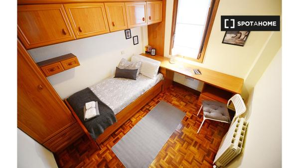 Room in 3-bedroom apartment in Otxarkoaga, Bilbao