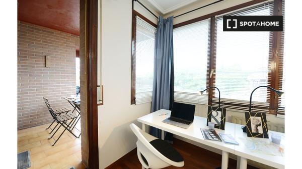 Chambre meublée dans un appartement de 4 chambres à Bilbao avec balcon