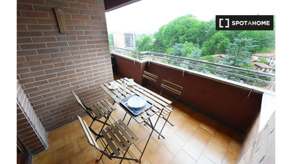 Chambre meublée dans un appartement de 4 chambres à Bilbao avec balcon