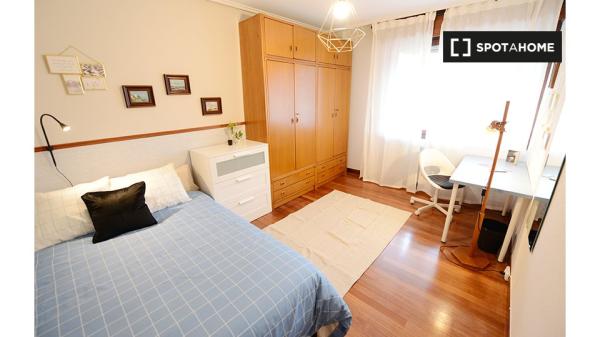 Stanza arredata in appartamento con 4 camere da letto a Bilbao con balcone