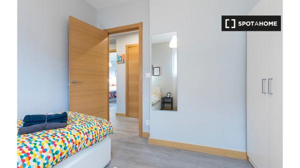 Room for rent in 3-bedroom apartment in Bilbao