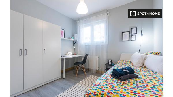 Room for rent in 3-bedroom apartment in Bilbao