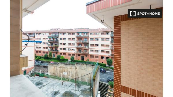 Room for rent in 3-bedroom apartment in Bilbao