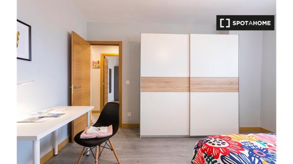 Room for rent in 3-bedroom apartment in Bilbao