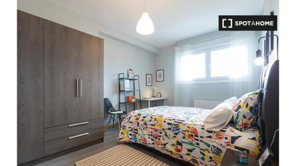 Chambre à louer dans un appartement de 3 chambres à Bilbao