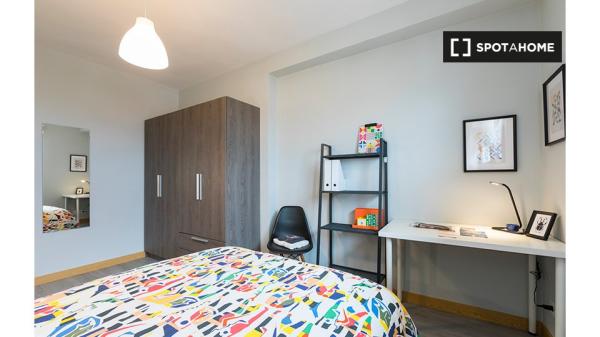 Room for rent in 3-bedroom apartment in Bilbao