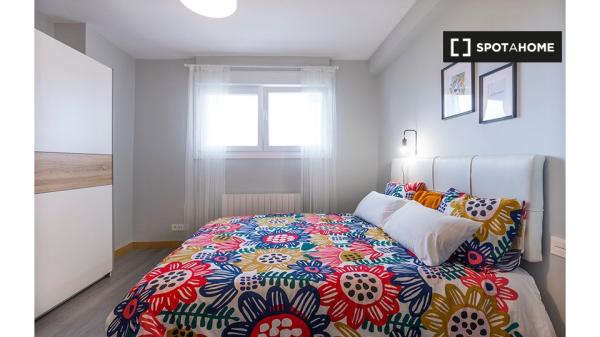 Room for rent in 3-bedroom apartment in Bilbao