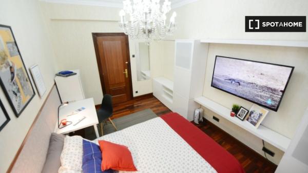 Möbliertes Zimmer in 4-Zimmer-Wohnung in Bilbao