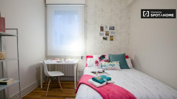 Tidy room for rent in 4-bedroom apartment in Deusto, Bilbao