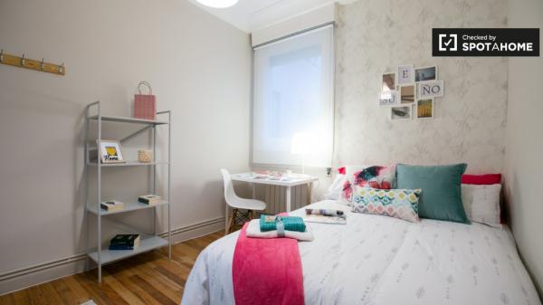 Tidy room for rent in 4-bedroom apartment in Deusto, Bilbao