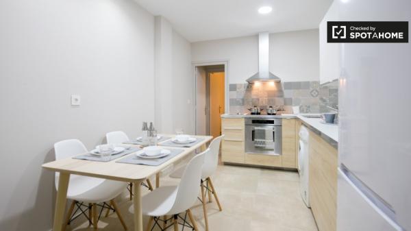 Tidy room for rent in 4-bedroom apartment in Deusto, Bilbao