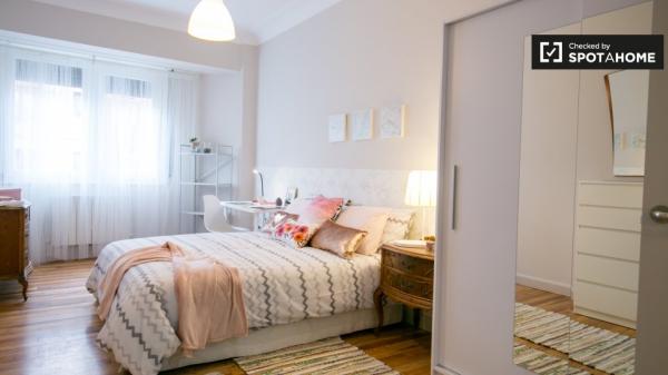 Tidy room for rent in 4-bedroom apartment in Deusto, Bilbao