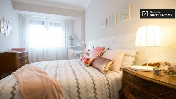 Chambre à louer dans un appartement de 4 chambres à Deusto, Bilbao