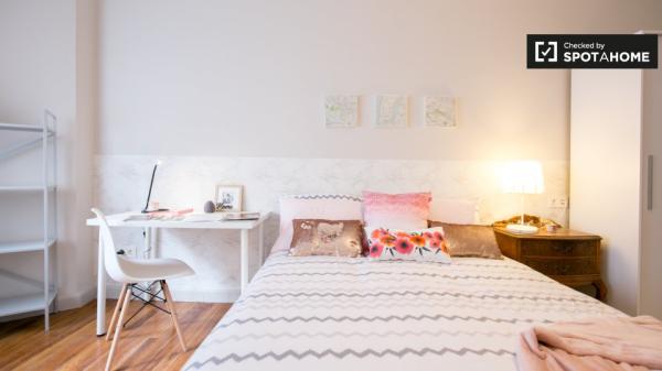 Tidy room for rent in 4-bedroom apartment in Deusto, Bilbao