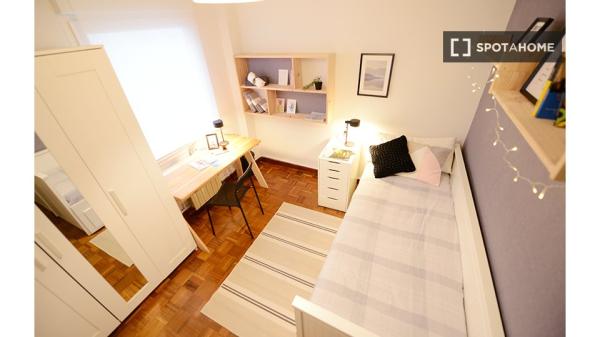 Chambre à louer dans un appartement de 4 chambres à Ametzola, Bilbao