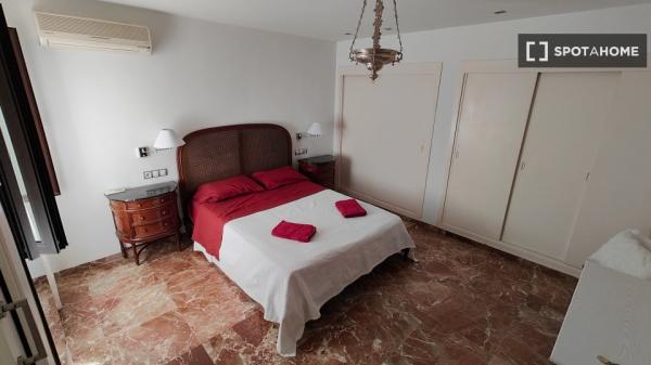 Room in shared apartment in Sevilla