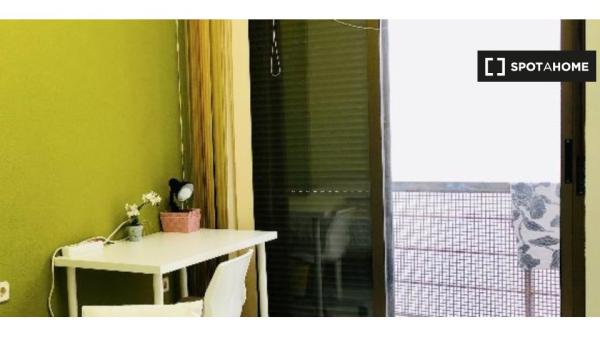 Equipped room in shared apartment in Casco Antiguo, Seville