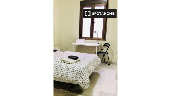 Quarto mobiliado em apartamento compartilhado em Casco Antiguo, Sevilha