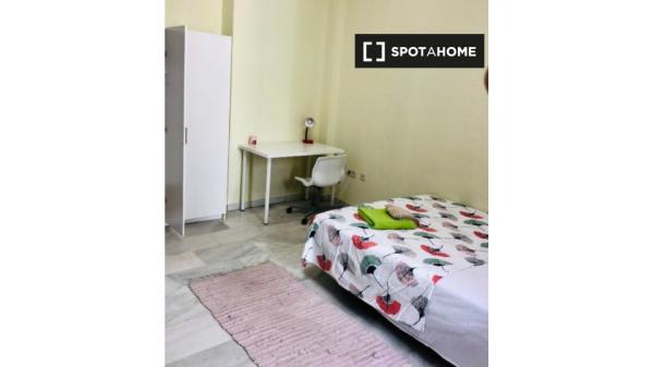 Quarto mobiliado em apartamento compartilhado em Casco Antiguo, Sevilha