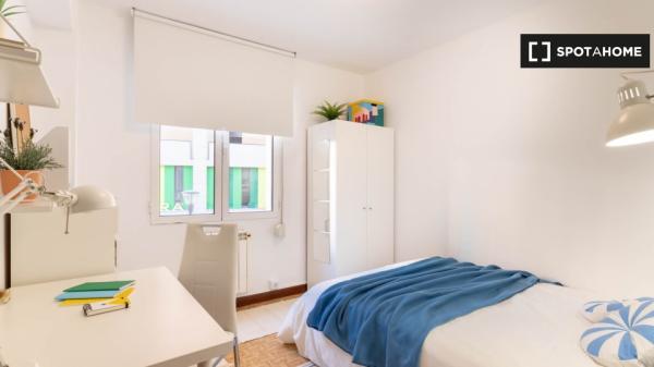 Habitación en piso compartido en el corazón de Bilbao