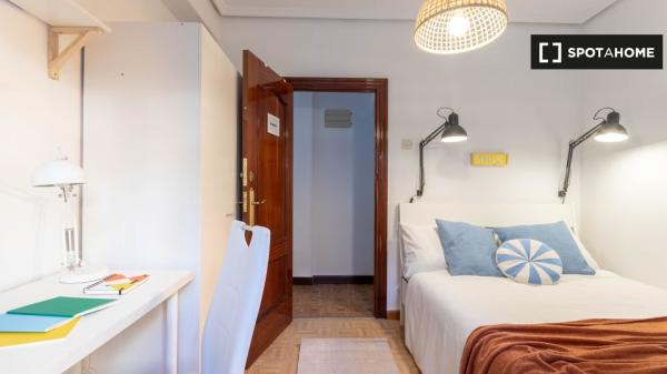 Chambre dans un appartement partagé au coeur de Bilbao