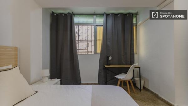 Quarto para alugar em apartamento de 4 quartos em Valência