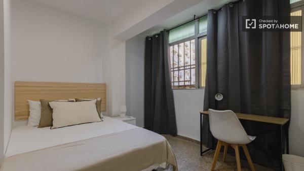 Camera in affitto in appartamento con 4 camere da letto a Valencia