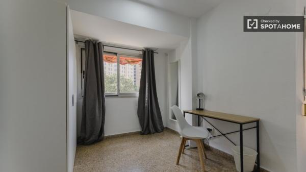 Se alquila habitación en piso de 4 dormitorios en Valencia