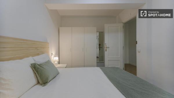 Camera in affitto in appartamento con 4 camere da letto a Valencia