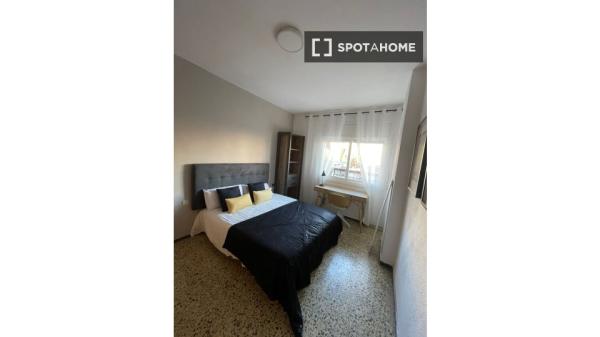 Habitación en piso compartido en barcelona.