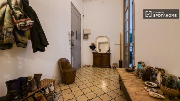 Se alquila habitación en apartamento de 3 dormitorios en Barcelona