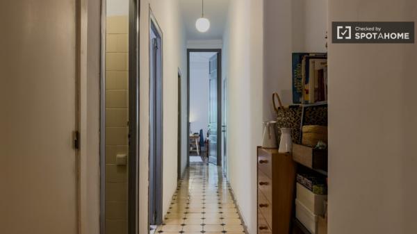 Se alquila habitación en apartamento de 3 dormitorios en Barcelona