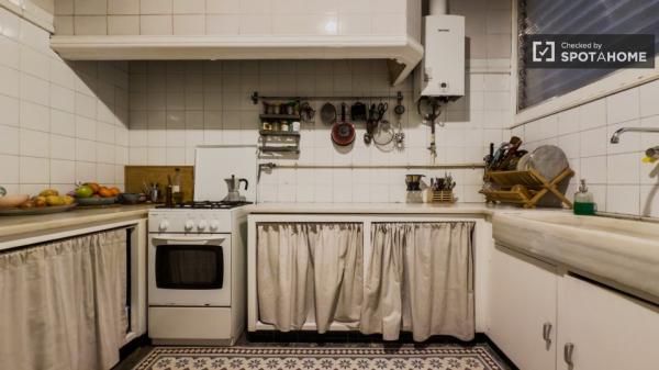 Se alquila habitación en apartamento de 3 dormitorios en Barcelona