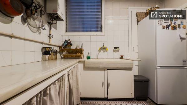 Se alquila habitación en apartamento de 3 dormitorios en Barcelona