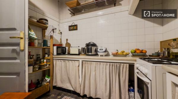 Se alquila habitación en apartamento de 3 dormitorios en Barcelona