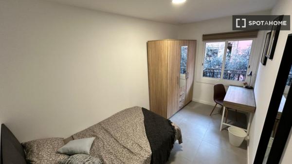 Se alquila habitación en apartamento en L'Hospitalet De Llobregat