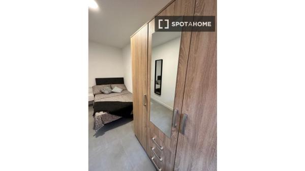 Se alquila habitación en apartamento en L'Hospitalet De Llobregat