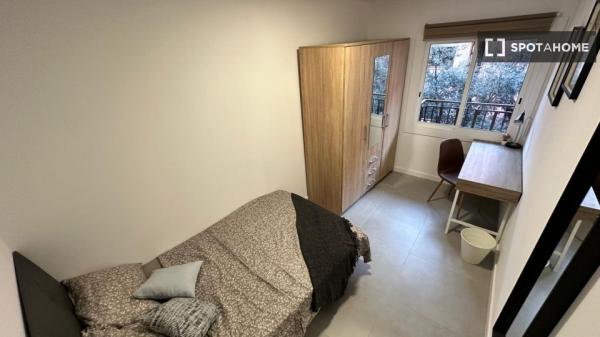 Se alquila habitación en apartamento en L'Hospitalet De Llobregat