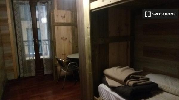 Aluga-se quarto em apartamento de 4 quartos em San Sebastián