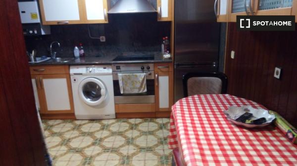 Zimmer zu vermieten in einer 4-Zimmer-Wohnung in San Sebastian