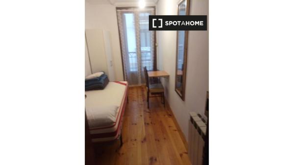 Room for rent in 4-bedroom apartment in San Sebastian