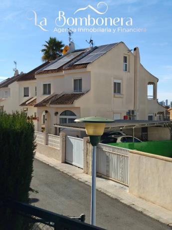 Chalet pareado en calle de Nápoles