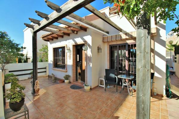 Casa independiente en calle Fausto, 15